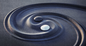 Yin Yang Motiv – Steine im dunklen Sand 2